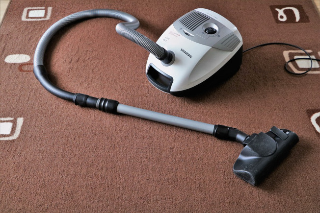 Mon aspirateur diffuse de mauvaises odeurs : que faire ?